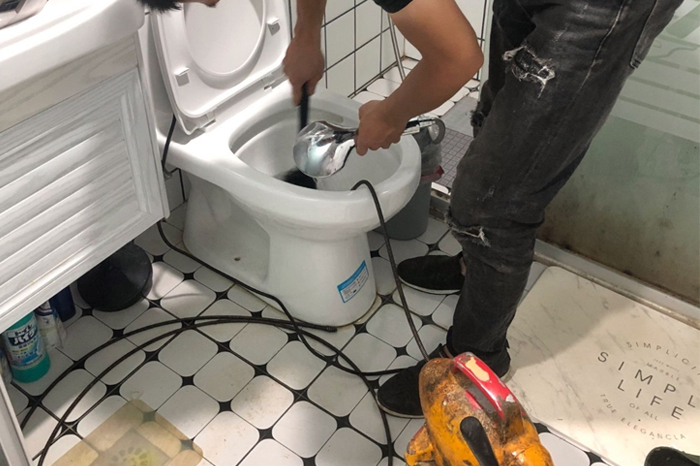 科尔沁左翼中疏通下水道