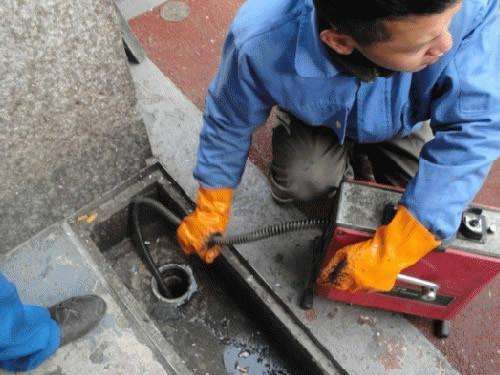 科尔沁左翼中疏通下水道